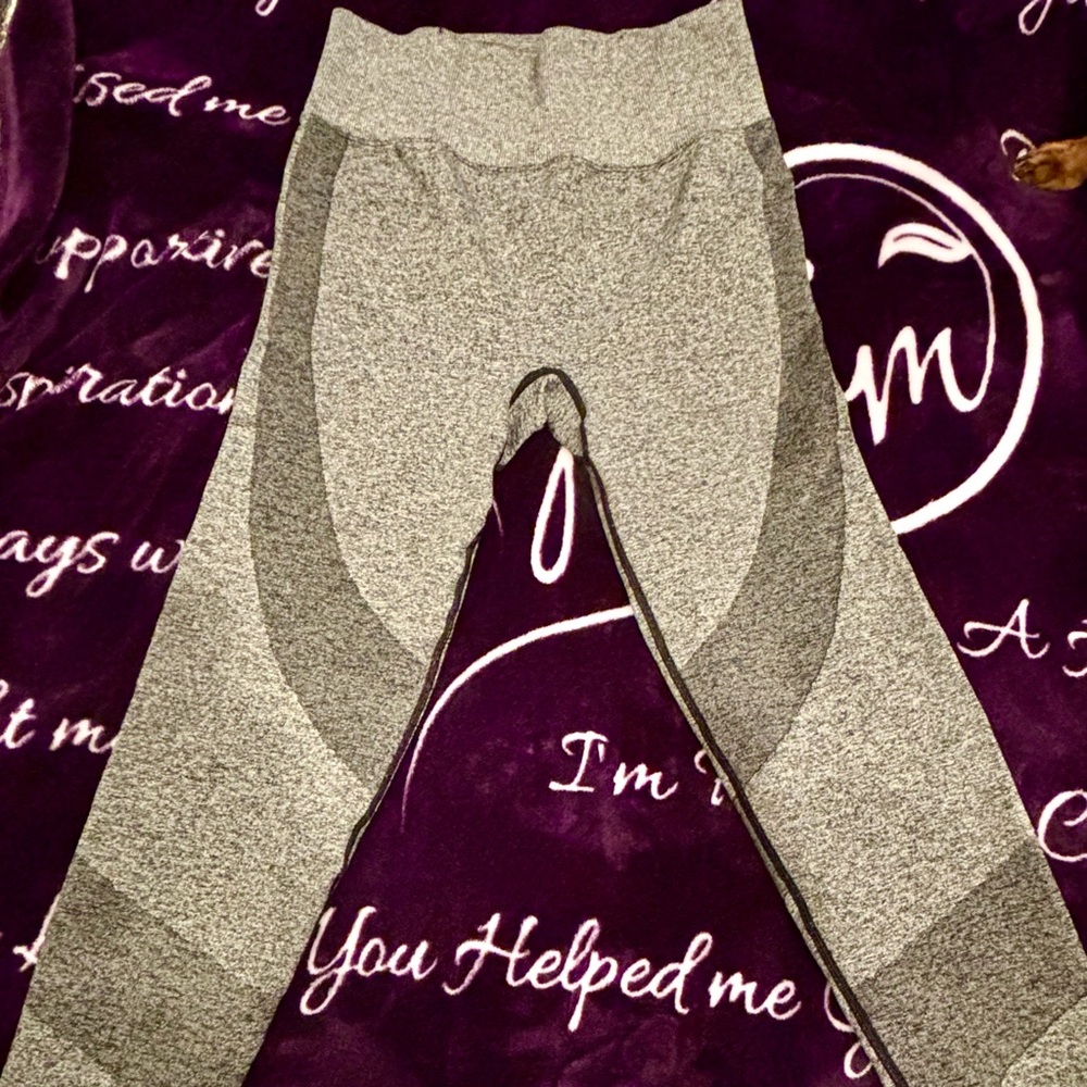 PINK Victoria's Secret Women's Athletic Leggings M Color Is Darker Than Photos